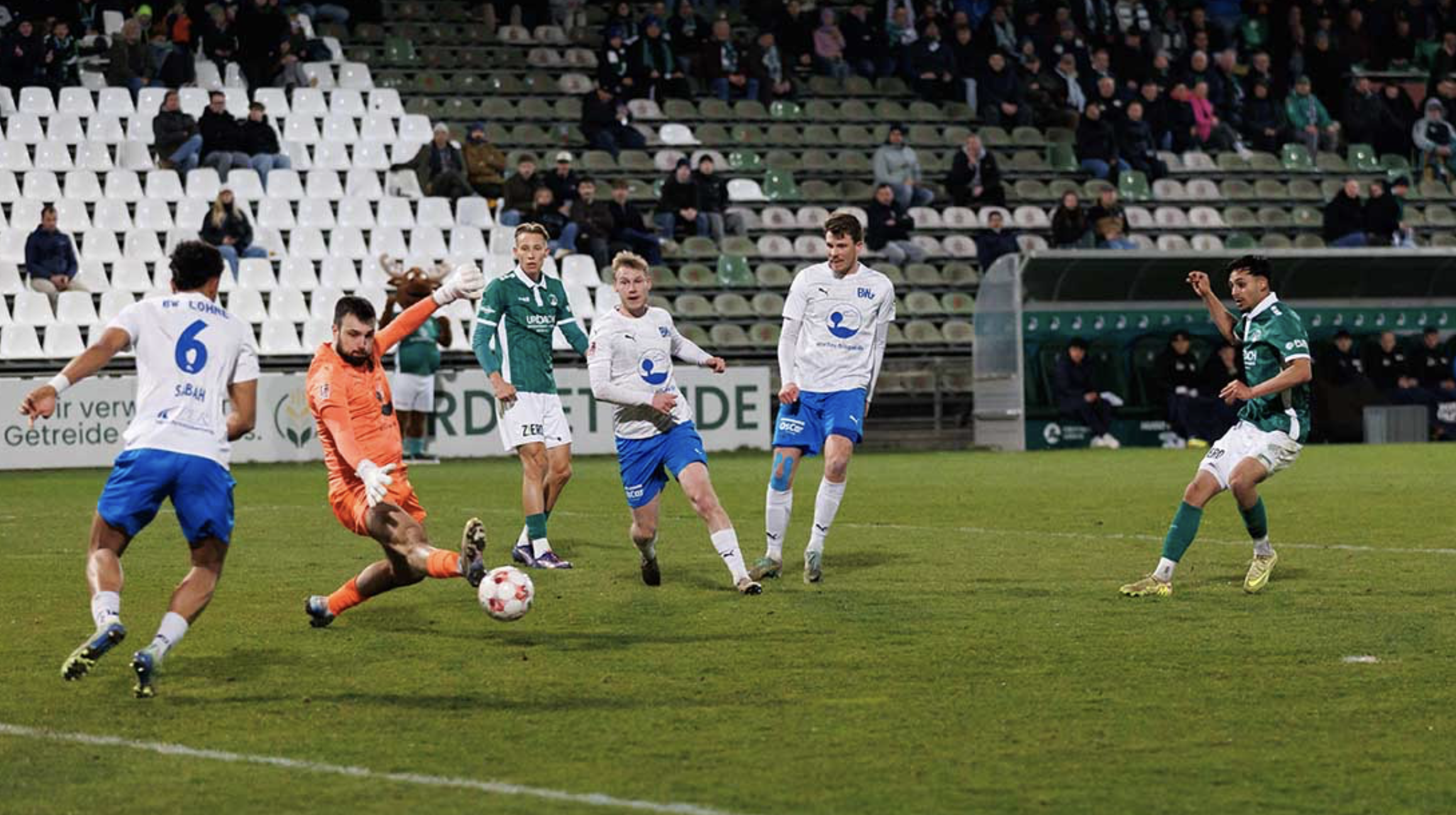 Yusuf Wardak (re., VfB Lübeck) fast mit dem 2-0. Doch Schuss Johannes Sabah rettet für seinen Keeper Marko Dedovic (BW Lohne). © 11ven Pixel